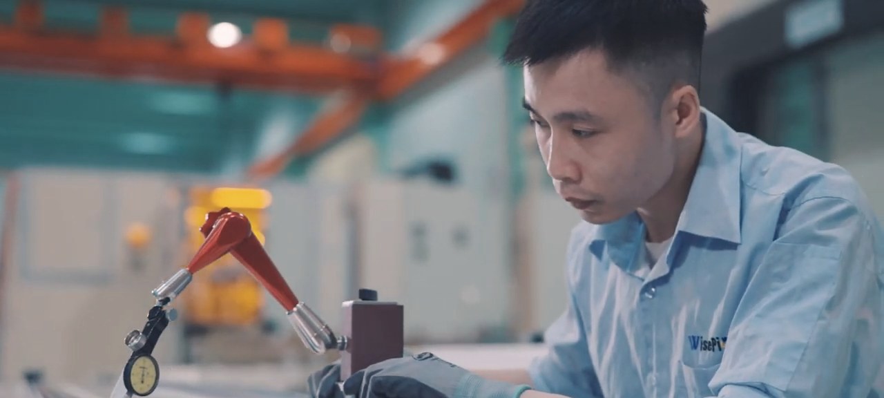 技術人員量測設備零件